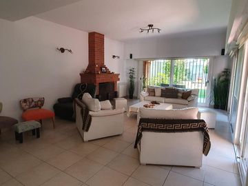 Espectacular Residencia con Amplio Jardín y Piscina en Zona Residencial - En venta