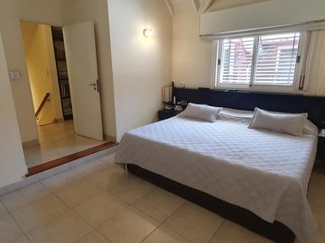Espectacular Residencia con Amplio Jardín y Piscina en Zona Residencial - En venta