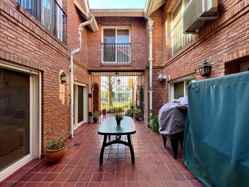 Espectacular Residencia con Amplio Jardín y Piscina en Zona Residencial - En venta