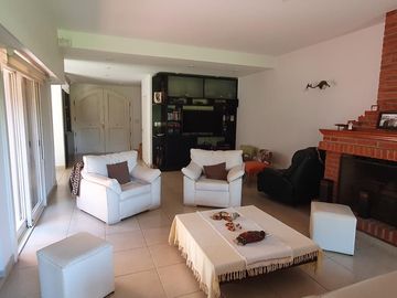 Espectacular Residencia con Amplio Jardín y Piscina en Zona Residencial - En venta