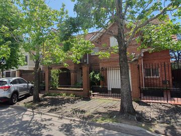 Espectacular Residencia con Amplio Jardín y Piscina en Zona Residencial - En venta