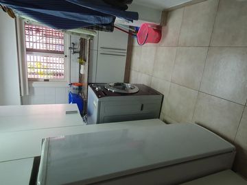 Espectacular Residencia con Amplio Jardín y Piscina en Zona Residencial - En venta