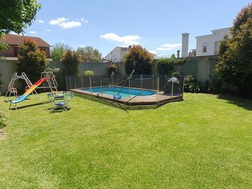 Espectacular Residencia con Amplio Jardín y Piscina en Zona Residencial - En venta