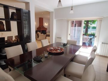Espectacular Residencia con Amplio Jardín y Piscina en Zona Residencial - En venta