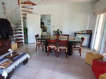 Espectacular Residencia con Amplio Jardín y Piscina en Zona Residencial - En venta