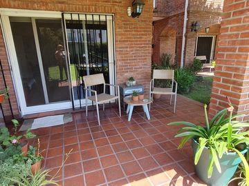 Espectacular Residencia con Amplio Jardín y Piscina en Zona Residencial - En venta