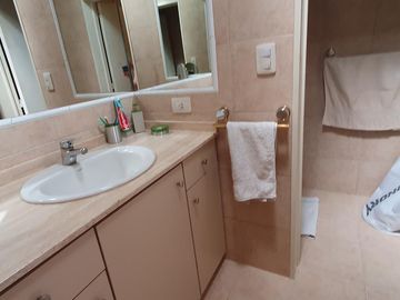 Espectacular Residencia con Amplio Jardín y Piscina en Zona Residencial - En venta