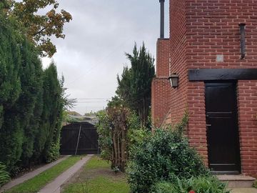 Venta chalet Alpino con garage y quincho.