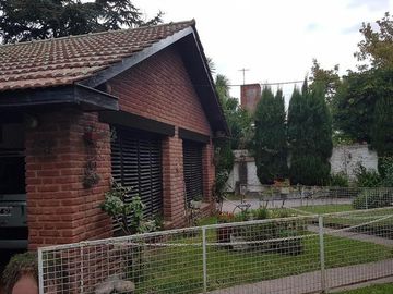 Venta chalet Alpino con garage y quincho.
