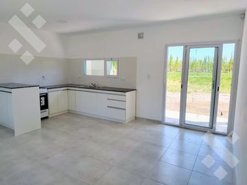 En venta, casa quinta de 2 dormitorios a estrenar mas  3 Hectáreas, General Roca