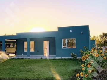 En venta, casa quinta de 2 dormitorios a estrenar mas  3 Hectáreas, General Roca