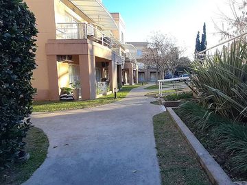 Departamento 2 amb en PB con Patio en Jardines de Saravi Pilar