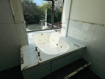 Casa en Venta de 4 Dormitorios, Recibo Menor - Country El Bosque