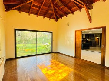 Casa en Venta de 4 Dormitorios, Recibo Menor - Country El Bosque