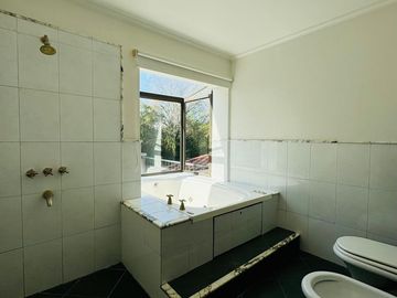 Casa en Venta de 4 Dormitorios, Recibo Menor - Country El Bosque
