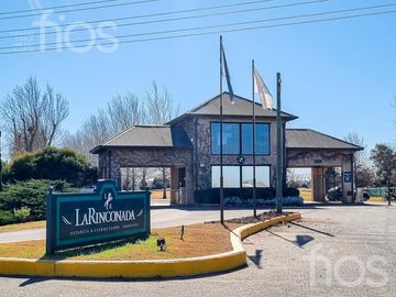 VENTA CASA A ESTRENAR  DE TRES DORMITORIOS CON PILETA Y  COCHERA EN LA RINCONADA IBARLUCEA
