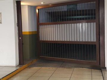 Venta de comoda cochera en Microcentro