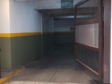 Venta de comoda cochera en Microcentro