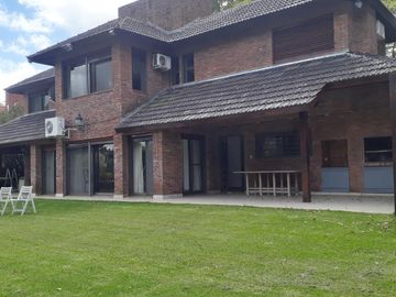 Casa en excelente estado, con un lote al Golf único de 930 m² con 40 mts de frente
