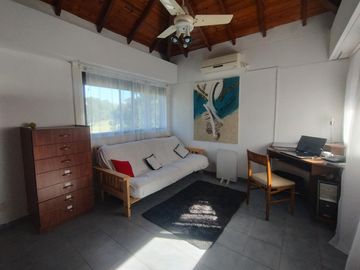 Casa en excelente estado, con un lote al Golf único de 930 m² con 40 mts de frente