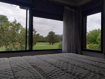Casa en excelente estado, con un lote al Golf único de 930 m² con 40 mts de frente