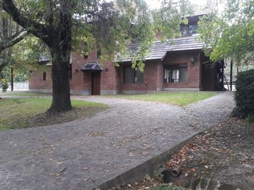 Casa en excelente estado, con un lote al Golf único de 930 m² con 40 mts de frente