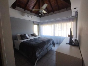 Casa en excelente estado, con un lote al Golf único de 930 m² con 40 mts de frente