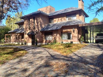 Casa en excelente estado, con un lote al Golf único de 930 m² con 40 mts de frente