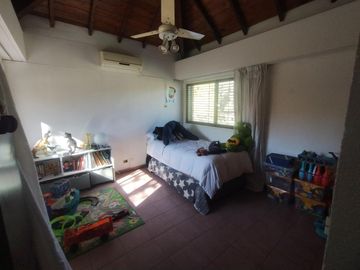 Casa en excelente estado, con un lote al Golf único de 930 m² con 40 mts de frente