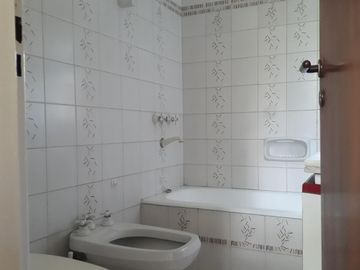 Casa en excelente estado, con un lote al Golf único de 930 m² con 40 mts de frente