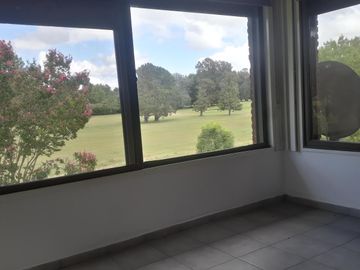 Casa en excelente estado, con un lote al Golf único de 930 m² con 40 mts de frente