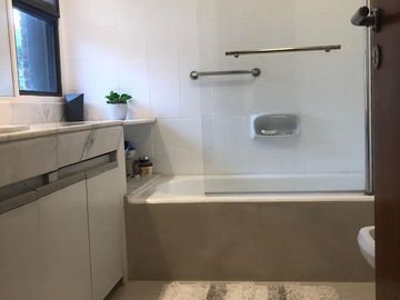 Casa en excelente estado, con un lote al Golf único de 930 m² con 40 mts de frente