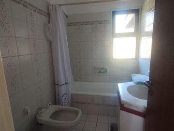 Casa en excelente estado, con un lote al Golf único de 930 m² con 40 mts de frente