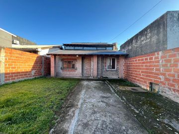 Casa en Ezeiza - a terminar - amplio lote