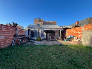 Casa en Ezeiza - a terminar - amplio lote