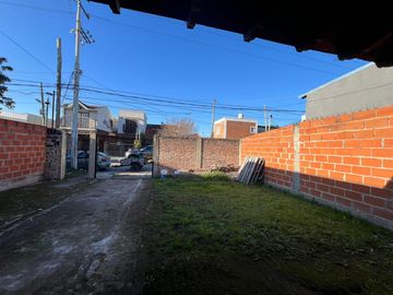 Casa en Ezeiza - a terminar - amplio lote