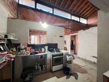 Casa en Ezeiza - a terminar - amplio lote