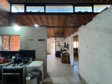 Casa en Ezeiza - a terminar - amplio lote