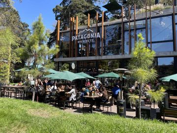 Locales con renta, en  venta - Exclusiva zona de Parque Leloir