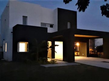 VENTA CON RENTA, CASA en El Canton - Escobar IMPECABLE