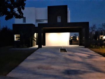 VENTA CON RENTA, CASA en El Canton - Escobar IMPECABLE