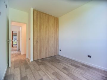 Casa a Estrenar en VENTA 4 DORMITORIOS - MIRALAGOS  1 LOTE 68