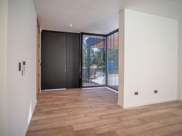 Casa a Estrenar en VENTA 4 DORMITORIOS - MIRALAGOS  1 LOTE 68