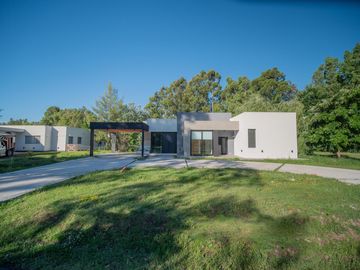 Casa a Estrenar en VENTA 4 DORMITORIOS - MIRALAGOS  1 LOTE 68