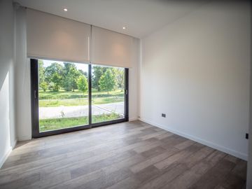 Casa a Estrenar en VENTA 4 DORMITORIOS - MIRALAGOS  1 LOTE 68