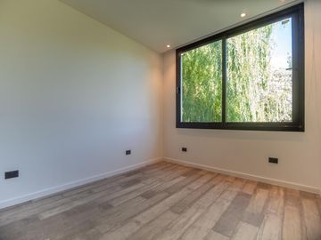Casa a Estrenar en VENTA 4 DORMITORIOS - MIRALAGOS  1 LOTE 68
