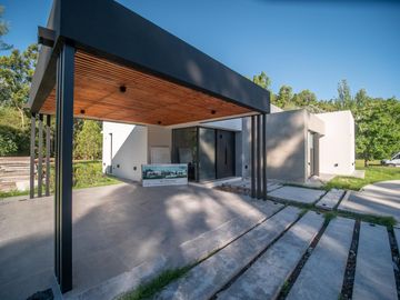 Casa a Estrenar en VENTA 4 DORMITORIOS - MIRALAGOS  1 LOTE 68