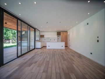 Casa a Estrenar en VENTA 4 DORMITORIOS - MIRALAGOS  1 LOTE 68