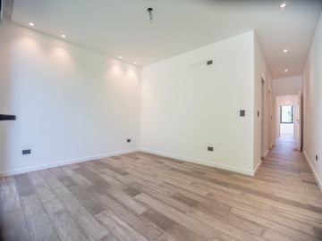 Casa a Estrenar en VENTA 4 DORMITORIOS - MIRALAGOS  1 LOTE 68