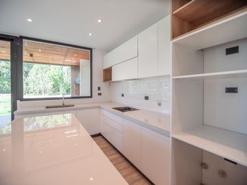 Casa a Estrenar en VENTA 4 DORMITORIOS - MIRALAGOS  1 LOTE 68